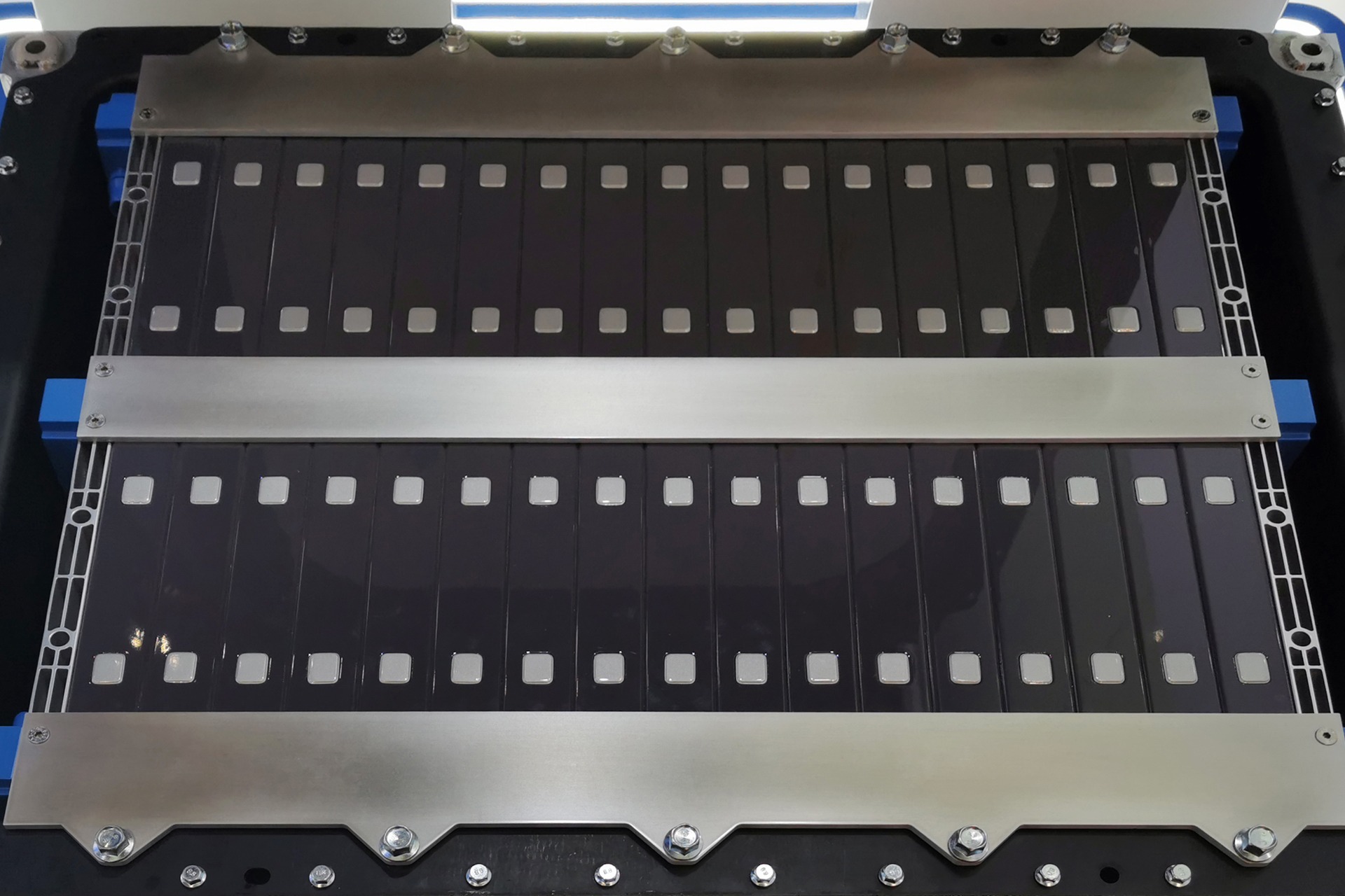 动力电池电芯间隔热应用